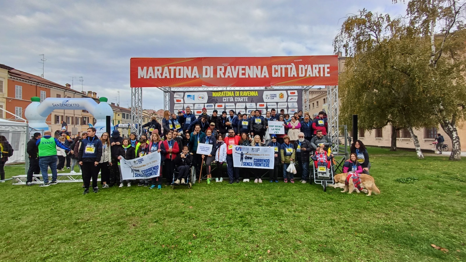 50 atleti della cooperativa La Pieve hanno tagliato il traguardo di Correndo senza Frontiere, durante la Maratona di Ravenna